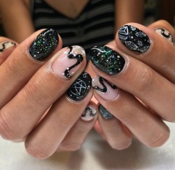 Witchy Vibes for Ashley 🔮💎✨ using the best black everr from @leafgelusa 🖤 #halloweennails #nailart #negativespacenails #witchcraft #heynicenails (at Long Beach,...