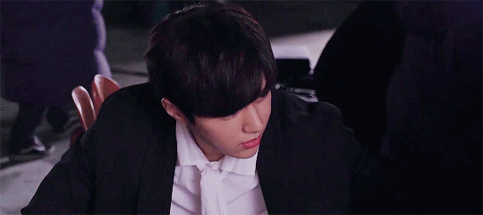 namsoogyu:  Myungsoo and his fan.