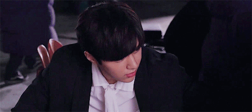 namsoogyu:  Myungsoo and his fan.