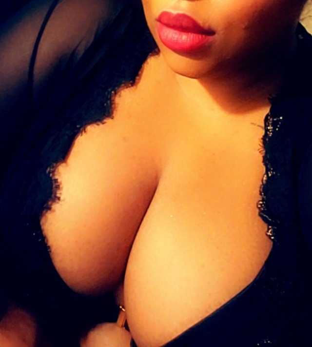 queenraebbw-deactivated20220810:Pajama Party 🖤🖤🖤 Look at those lips. 