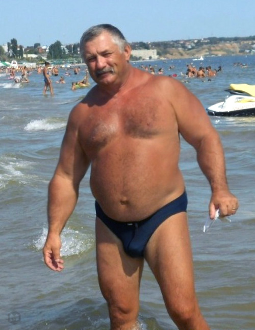tuttidaddysolodaddy: mybigbears: #mybigbears #beachbear #massive #daddy Bonazzo Such a perfect man. 