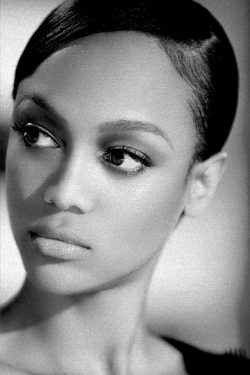 gotta love black and white pics especially when its of tyra banks :)