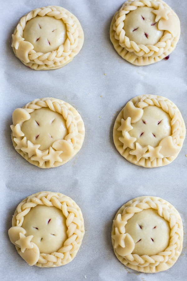 sweetoothgirl:  BLUEBERRY LEMON HAND PIES