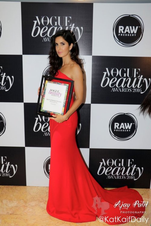  Katrina Kaif poses for the photographers with her ‘Beauty of the Year’ award at Vogue B