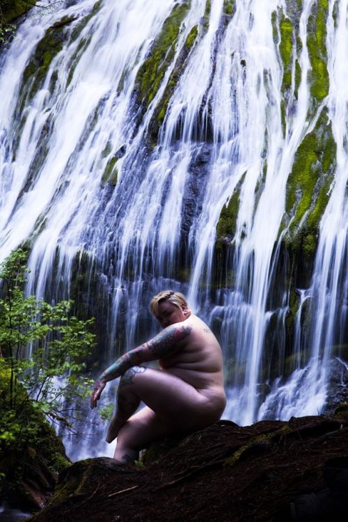 theslaybymic:Amy Wisehart, a Portland based photographer, started the “Nude in Nature” p