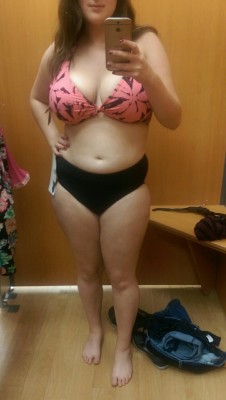 chubbyselfiequeen:  This bikini top is trying so hard to hold them in 😜