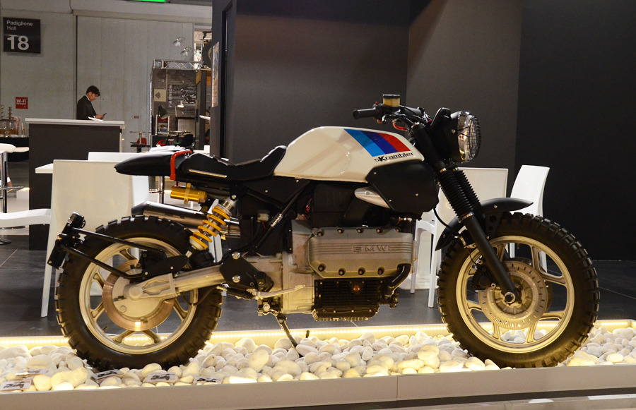 nakajima46works:  BMW Custom in EICMA EICMAミラノショーで見かけたBMWカスタム達。3年前まではまったくなかったカスタムBMWが、ここ数年で急激に増えていて、ちょっとしたブームになっているそうです。カスタムのクオリティは様々ですが、日本では見る事のできないようなカスタムもあって面白いです。左上のアルミ外装のモノレバーR65はミラノのRadikal