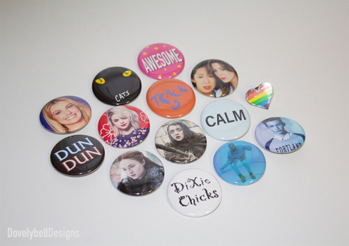 Just added a set of buttons inspired by Taylor’s Entertainment Weekly cover on my Etsy! Only 1 set a