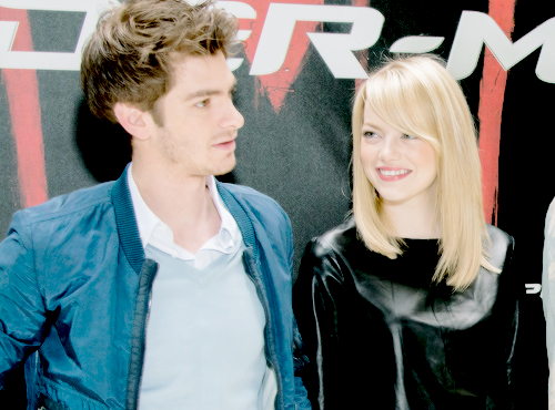 stonefieldofdreams:  9 photos of Emma Stone looking completely in love with Andrew