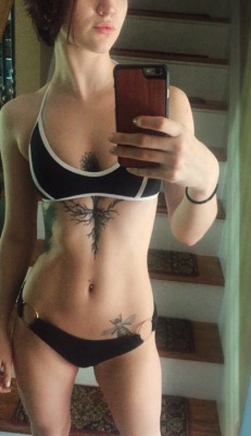 comfort-in-debauchery:  First (not matching) bikini selfie of the year✌🏻️