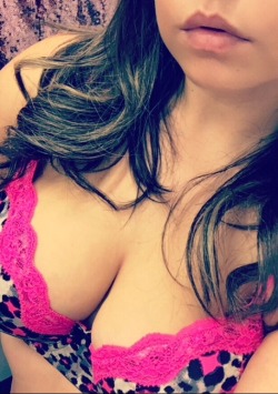 Porn Pics cwkscleavagesundayblog:Some colorful cleavage