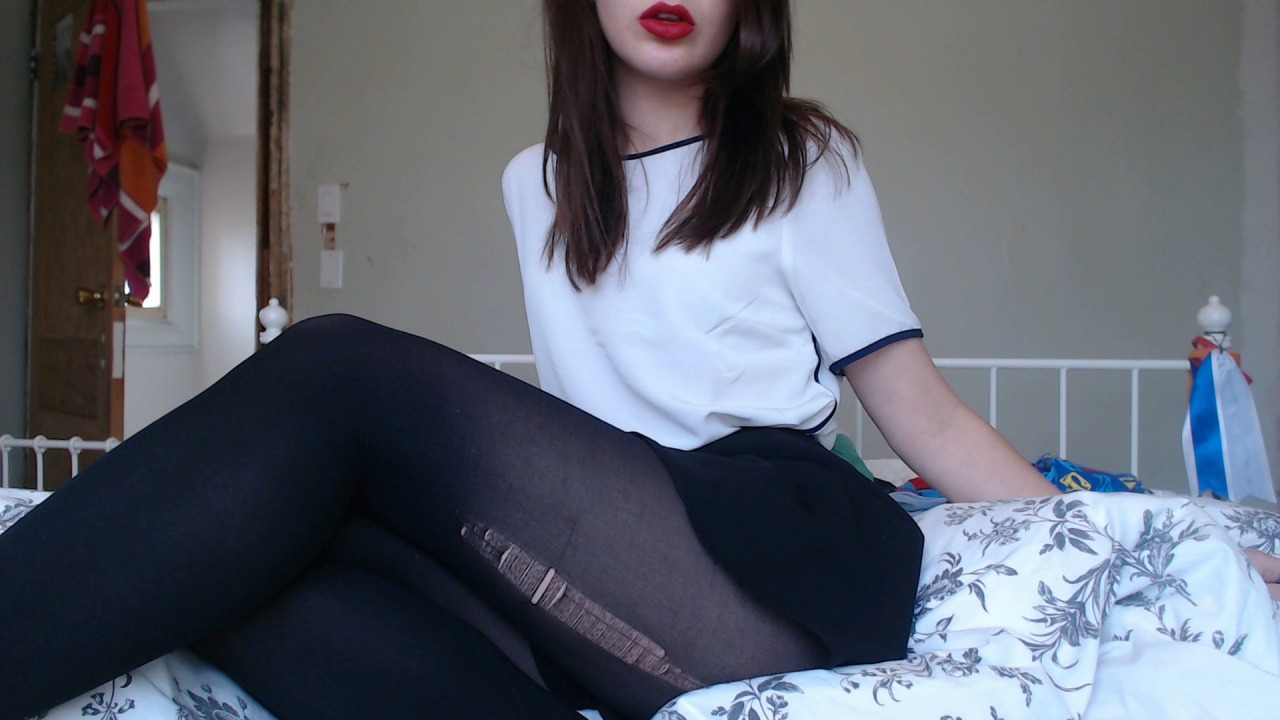 princessbuttella:  my butt has ripped another pair of tights. 