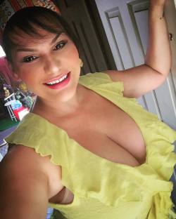 Today we yellow  #angelinacastrolive #boobs #latina #cubana #brunette #angelinacastro #bbw #miamiweekends by laangelinacastro