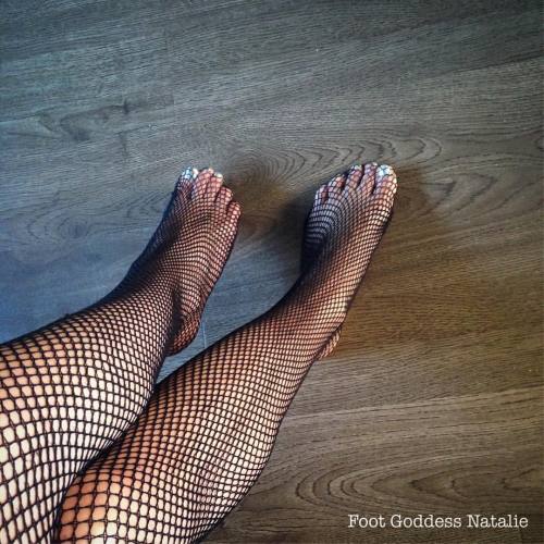 qualitycollectorrebelworld: footgoddessnatalie: Fishnets!! :-) www.footgoddessnatalie.com #foot #f