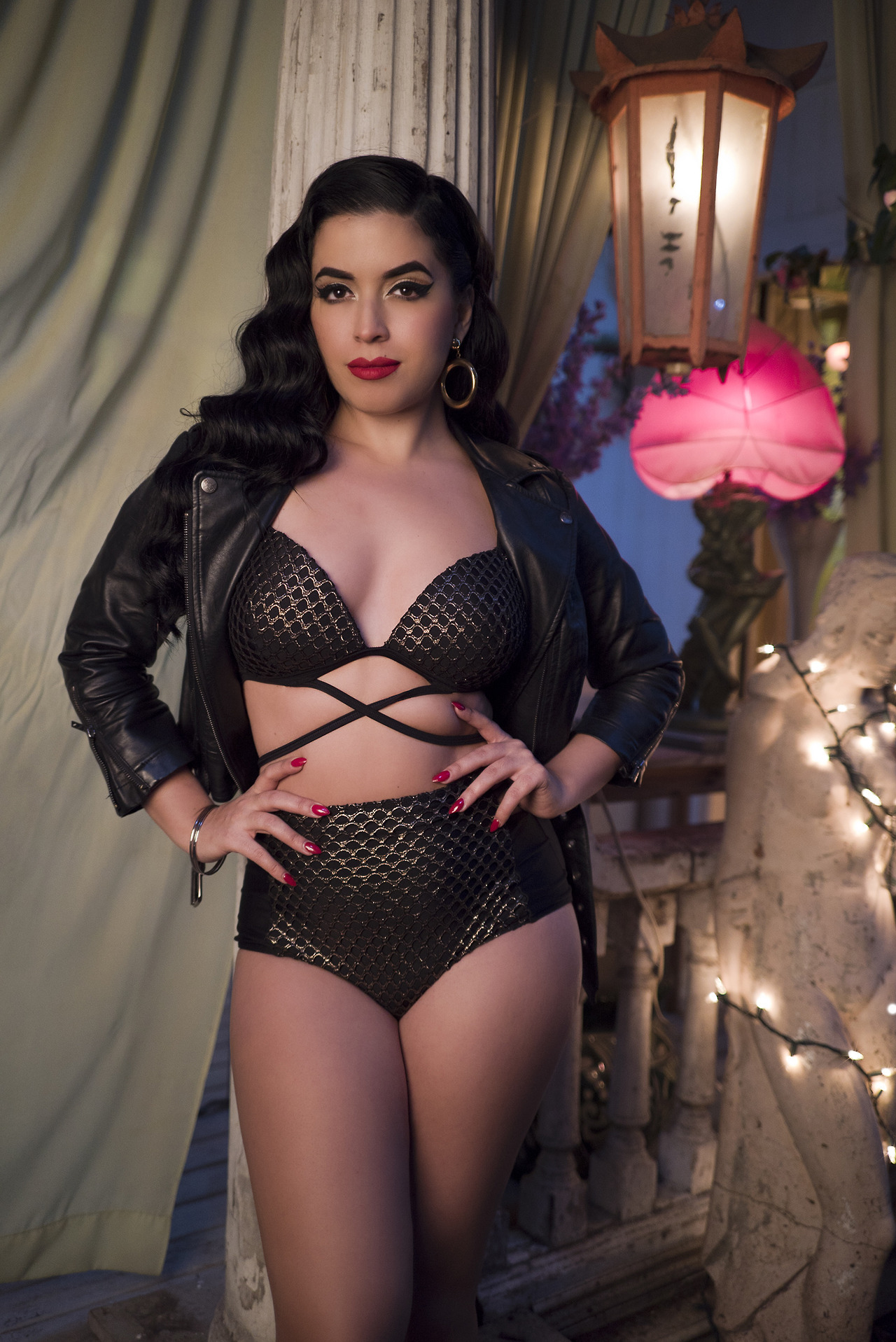 exclusivelyselectedlingerie:  peekandbeau: @vintagevandalizm is looking sassy as
