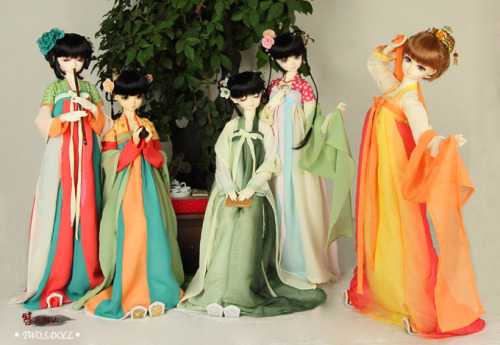 Chinese Dolls Series 1/? Dolls dressed in Tang Dynasty-style hanfu (han chinese clothing) via 徐