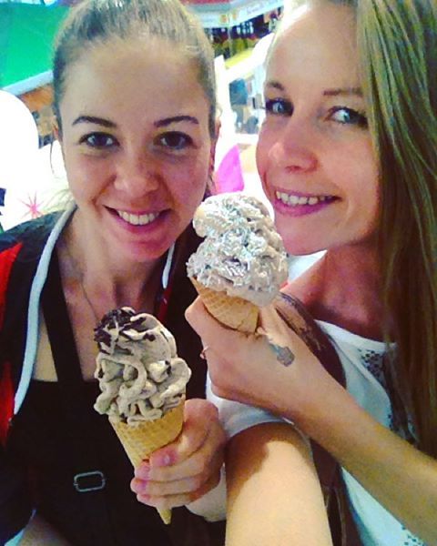 2 happy #vegangirls (hier: Veganz Berlin-Kreuzberg)