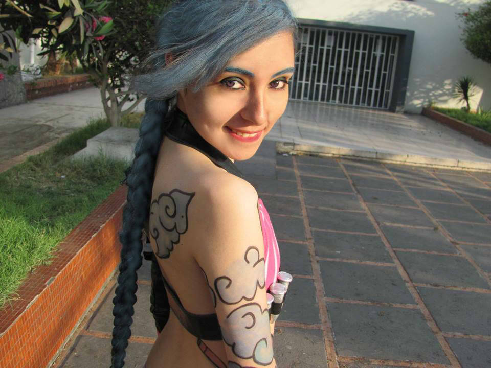 league-of-legends-sexy-girls:Jinx Cosplay
