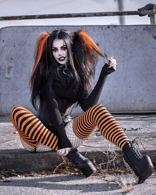 megazeo:  “Oh hiya, B-Man. Harley Quinn here! How do ya like my new uniform? Pretty hot, huh?”Cosplayer: Angelica Rose (Draculangelica).Character: Harley Quinn (Halloween Version), DC Comics.Source: Instagram.