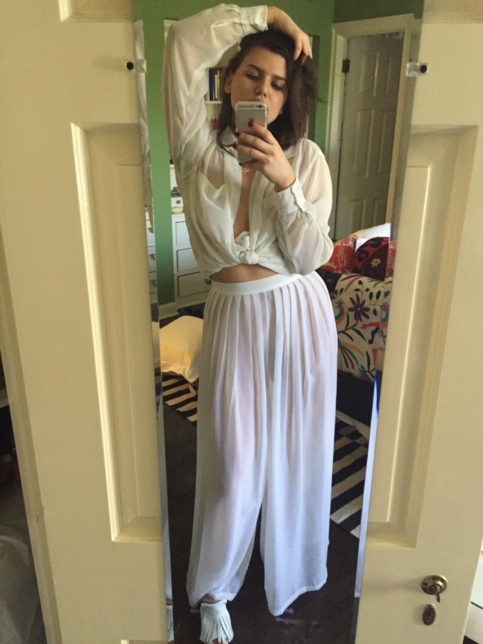 baaatcountry:  feelin myself in this white chiffon