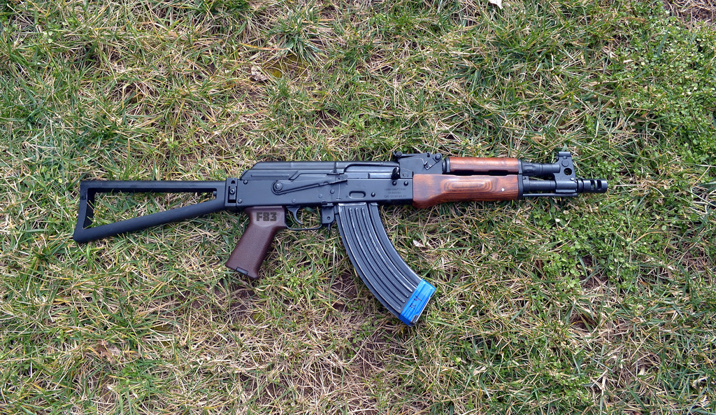 coffeeandspentbrass:  roguemechanic:  gun-gallery:  Custom Romanian Draco SBR - 7.62x39mm