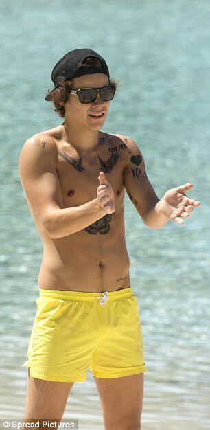 narryclass:  Harry playing beach volleyball on the Gold Coast today - 19.10.13. -