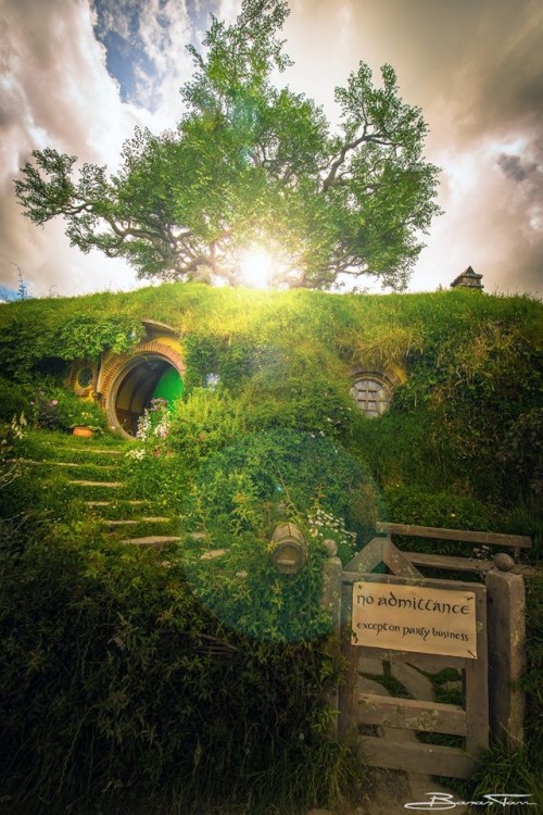 woodendreams:Hobbiton, New Zealand (by Banan Tarr)