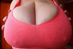 heavyandhanging:  squash those big tits together