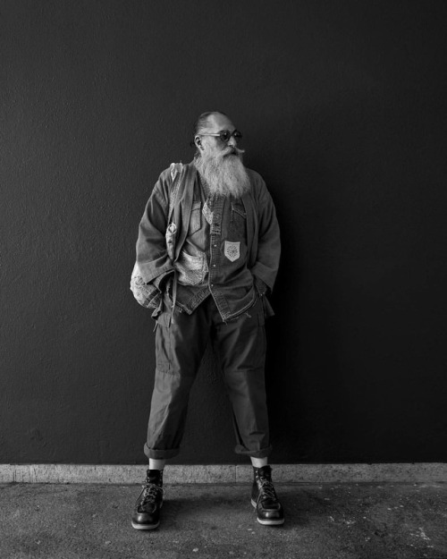 A rare b/w photography of me. I love cookies and want show my mix of it - and my blackbird indigo. B