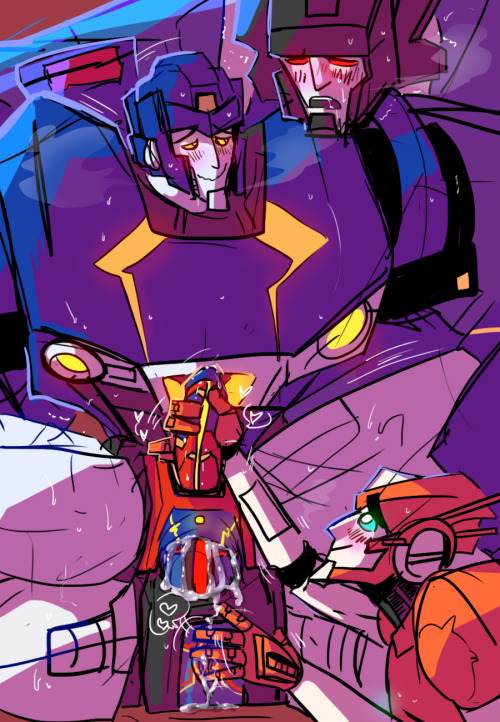 schandbringer:  Polyamory Rung and Skids and Fort Max! Max slowly guiding Rung up and down Skids’ spike! No reason!Also Rung in oversized shirt.