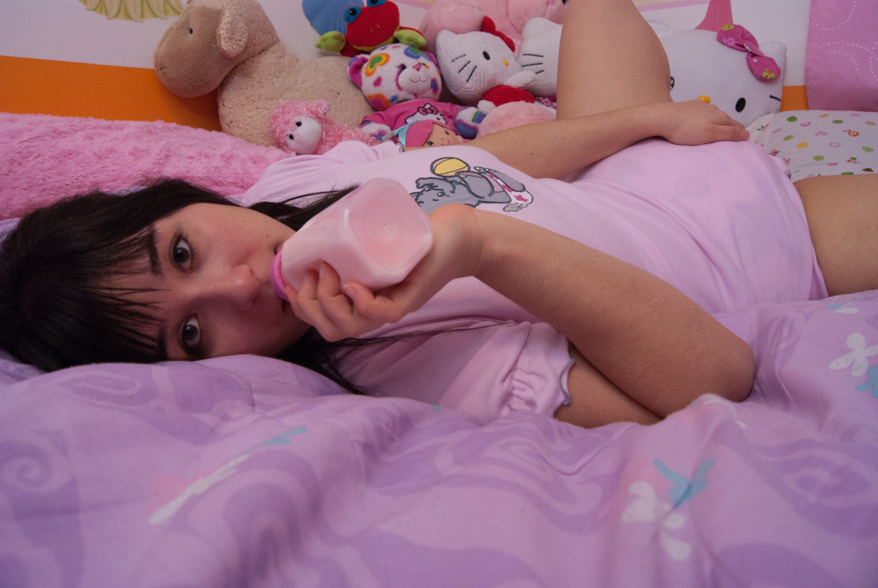 sbbaby:  aballycakes:  baba :]  someone needs a bib!