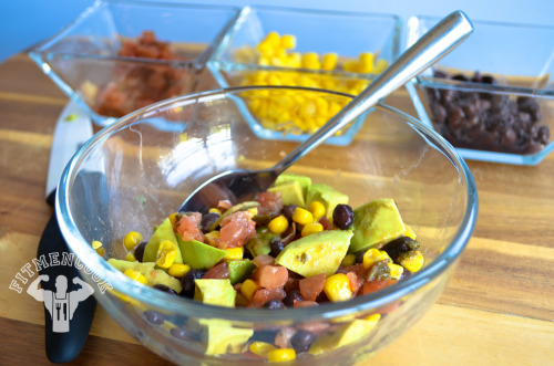 Corn, black bean and pico de gallo stuffed avocado with shrimp. Boom! (traduccion abajo) Ingredients