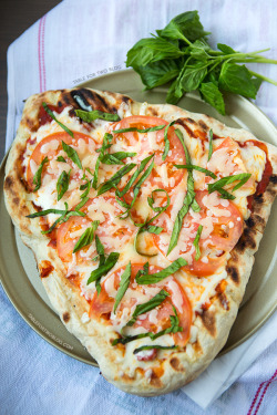 nom-food:  Grilled caprese pizza