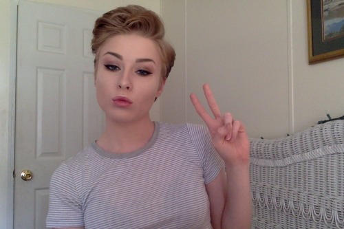 fineapplepizza:i take too many selfies w/ peace signs but what can u doig: jn.rae