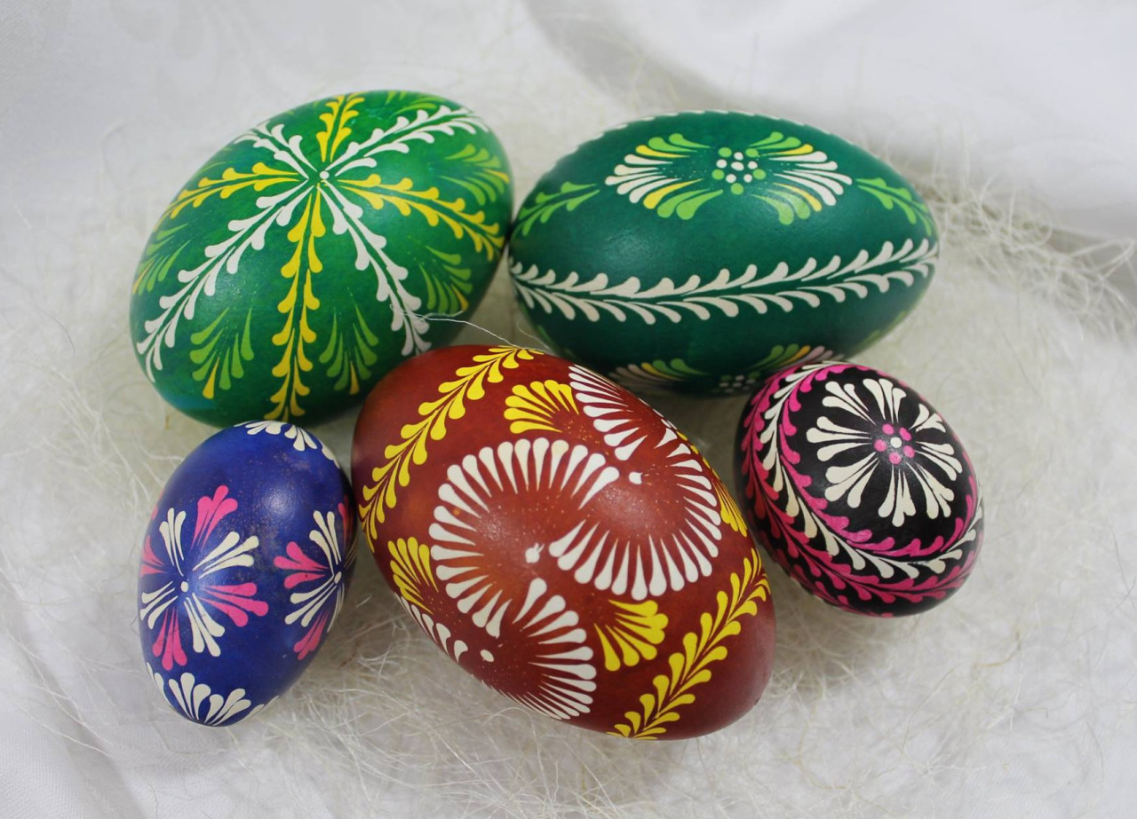 Pisanki (Polish Easter eggs) made in batik technique (with the use of melted wax applied on eggs before dyeing).
© pisanki-art.pl