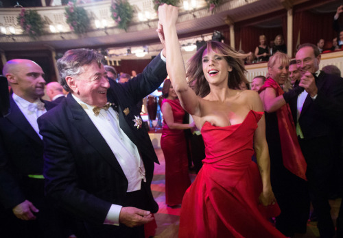 thewomanwatcher:  Elisabetta Canalis Loses Her Dress on the Dance Floor…