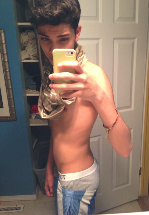 n2sagrs: sagginboys: Nice low sag in the bball shorts and Tommy’sHOT boy body! I wish he didn’t have