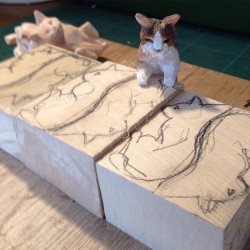 ryojibannai:  吊り下げ猫が生まれるまで①  なるほど！背中とお尻の丸みを合わせるとは合理的ですね〜  #neko#ねこ#猫#ねこ部#cat#cats#art#木彫り
