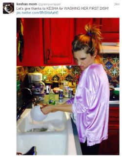 crazyanimals:  ke$ha’s mom gives thanks to her daughter for washing her first dish 