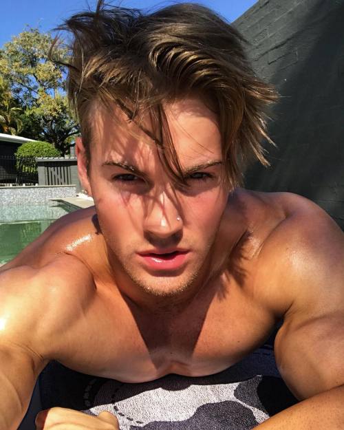 super-youngandstrong:The erotic majesty of Carlton Loth