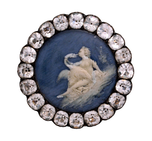 1/ Found button, 1780. Mother-of-pearl. 2/ Button, late 18th century, Wax on painted metal. 3/ Attri