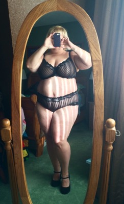 curveyhangingwidehairymature:  toriod:  Ok…I’m officially showing everyone me! I’m curvy and I have thighs. I’m trying very hard to be comfy in my own skin. I’m not a size 2 with fake boobs. This is me! And if I do say so myself…I’M ONE