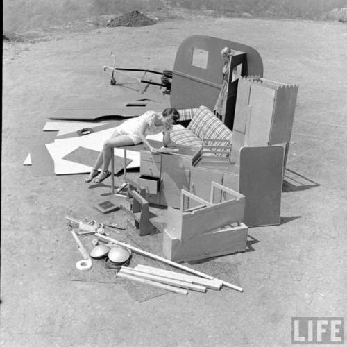 Preparing to build a prefab trailer(Frank Scherschel. 1949)