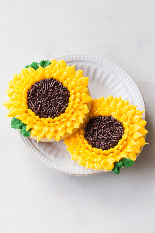 sweetoothgirl: How to Decorate Sunflower Cookies