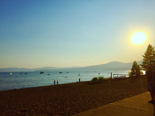 Amazing #sunset #beach views for the team meal on #LakeTahoe ☀️ #roadtripping #travels #CaliforniaLo