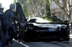 futubandera:  Miles de personas hacen realidad el sueño de un niño enfermo de leucemia de ser Batman por un día.  La organización Make-A-Wish convierte San Francisco en Gotham City gracias a miles de personas para cumplir el deseo de un pequeño