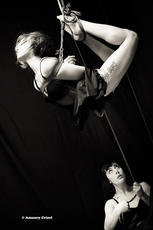 amaury-grisel-shibari:  Gorgone, Gestalta & Bruno Ducret performing @ la place des cordes Paris Photgraphy : Amaury Grisel 