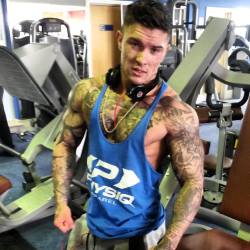 big77boi:  str8 inked gym stud.  shit! he’s hot as fuck. i’d drop 2 my knees for that fucker right there right away.  fuck yeah!