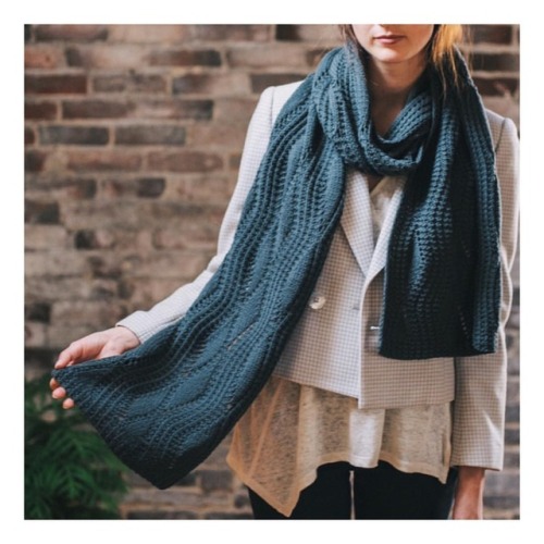 quinceandco:The flowing waves on the Sine scarf by Lori Kaake have us completely enthralled. Knitted