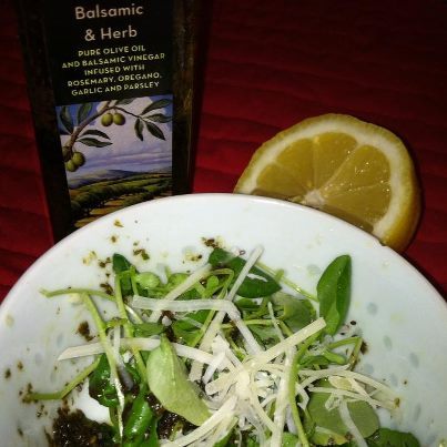 I made this watercress salad sprinkled with chia seeds, parmesan cheese and balsam herb dressing. Wa